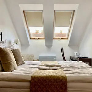 Opera16 Guestrooms Pensiune