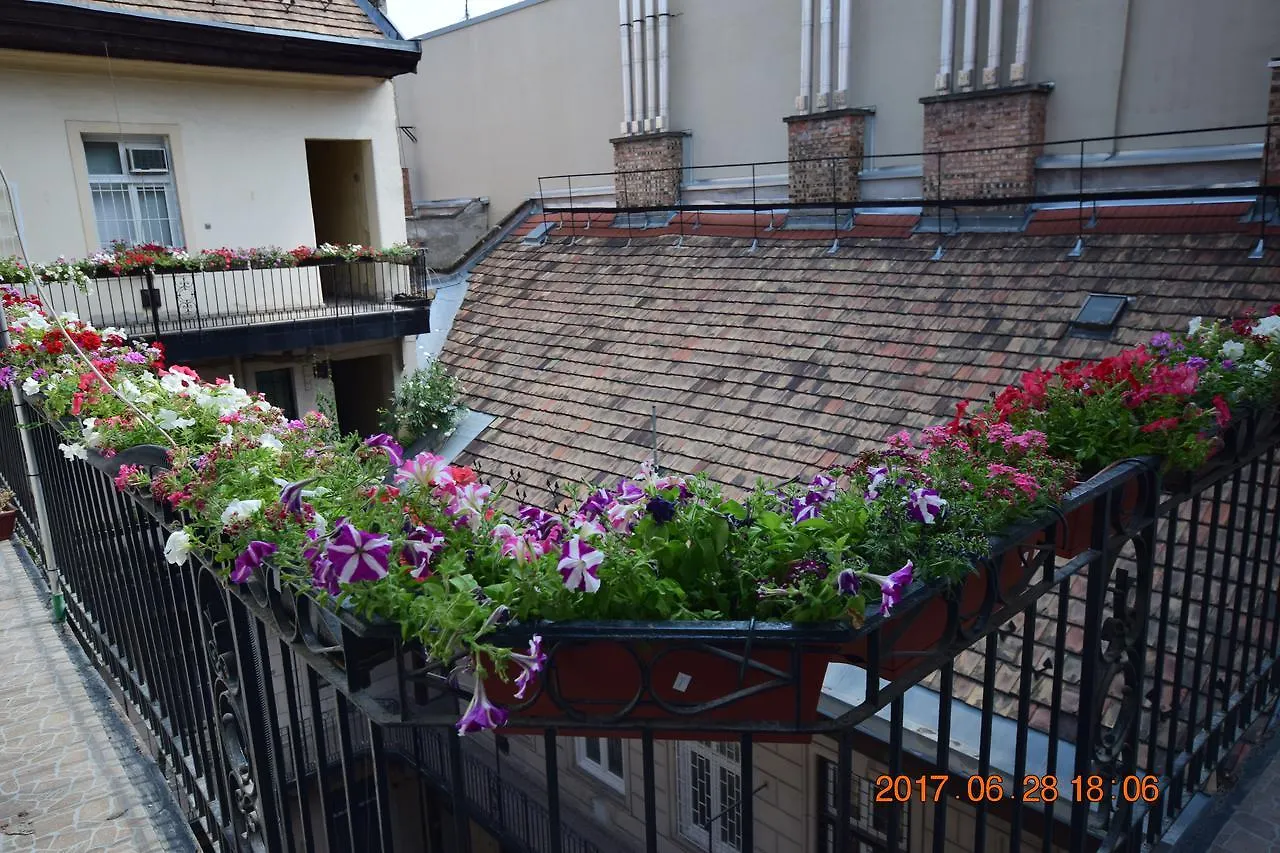 Eitans Guesthouse Budapest 3*,
